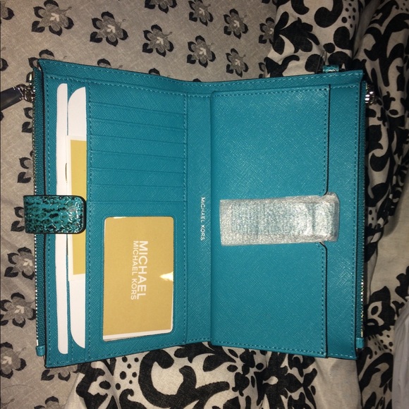 Brand new Michael Kors wallet . Last one! - Picture 6 of 7